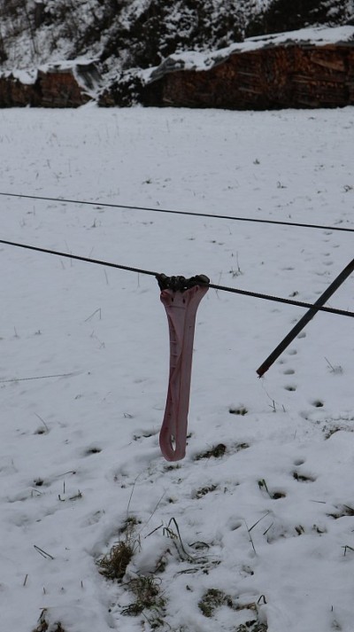 古董滑雪升降机熨烫升降机在红色大圆形滚柱钢丝绳和拉手拉在蒂罗尔