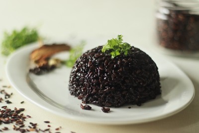黑米pulao。用黑米、酥油和香料制作的一锅饭