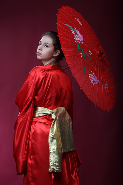 穿和服带伞的女孩