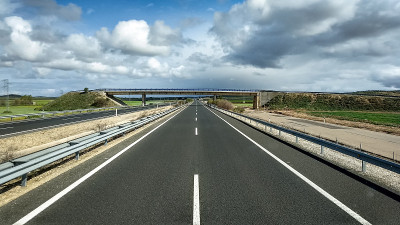 沿着空荡荡的公路开车回家