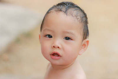 可爱的黑头发亚洲小孩