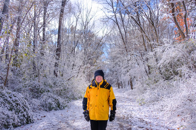 老年男性在雪道上行走