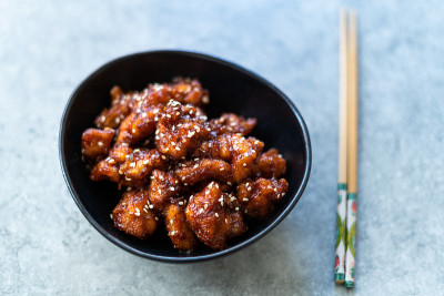 中国家常麻子鸡配筷子。