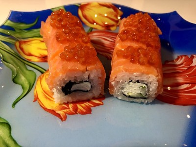 照片卷在盘子里，日本料理