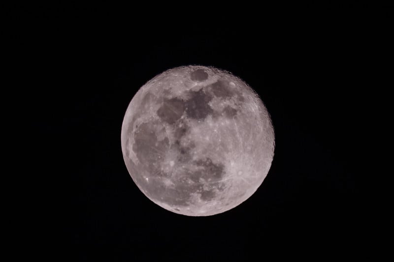 夜空中的满月