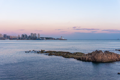 海礁和海岸线建筑