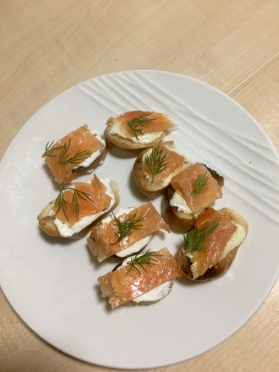 烤面包上有三文鱼和奶油芝士