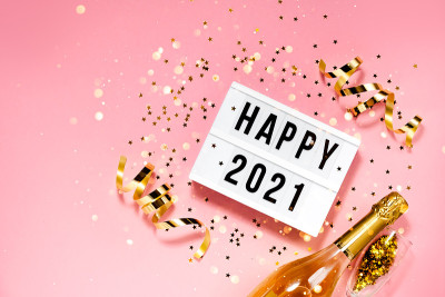 2021年新年灯牌号码。香槟，星星，彩带和散糕。顶部横向视图拷贝空间新年和节日的概念