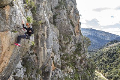 一名女子在攀爬via ferrata