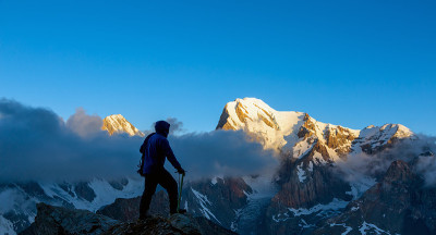 山顶上的登山者