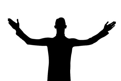 男舞者举起双手