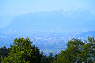一个阳光明媚的夏日，从当地的山脉Pfänder看到美丽的广角风景山景。