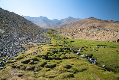 在阿富汗山区的伊什卡希姆绿色山谷徒步旅行
