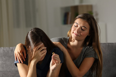 坏女人为朋友的分手而高兴
