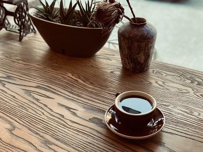 在咖啡店里用杯子装的黑咖啡