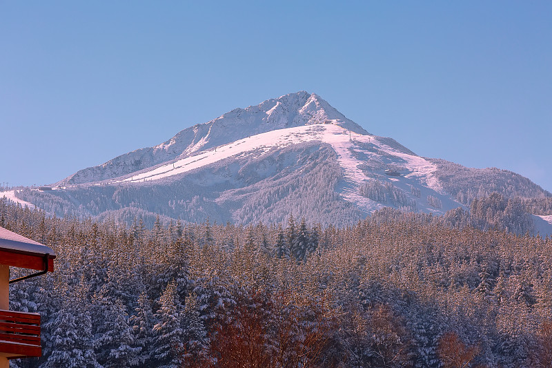 班斯科滑雪背景与斜坡日落，保加利亚