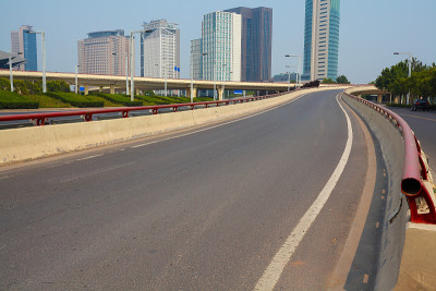 城市立交桥与高速公路交汇处