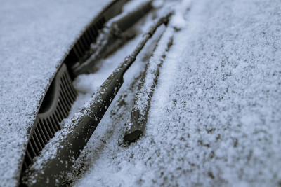 雪中汽车的雨刷