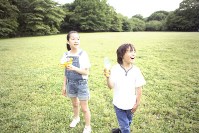 孩子们在公园里玩
