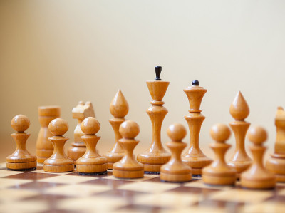 棋盘上的白色棋子。