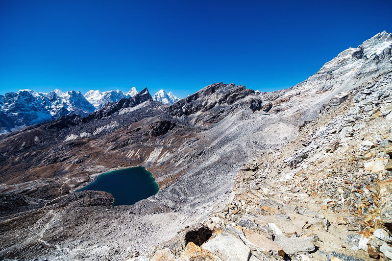 山中的湖