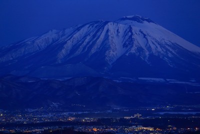 岩手火山和晚上