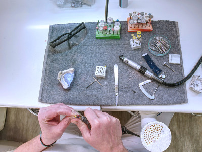 用于磨制和塑造金属牙科修复体的牙医工具