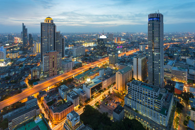 曼谷商业区与高速公路夜间，泰国曼谷