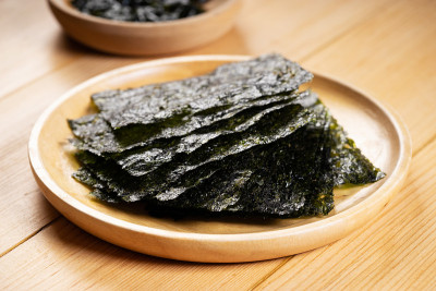木碟上的脆海草干