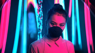 戴面具的亚洲少女