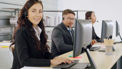 商务人员戴着耳机在办公室工作