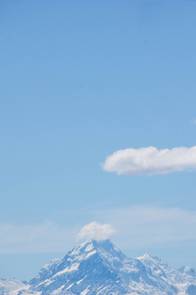 在湛蓝的天空下，山峰被云覆盖