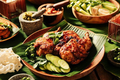 Ayam Bekakak，传统的圣丹烤鸡