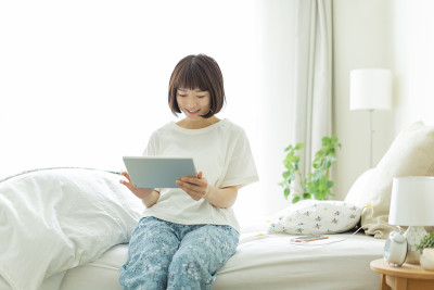 年轻女子待在家里