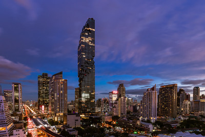 曼谷商业区的城市景观与摩天大楼在暮色中，泰国