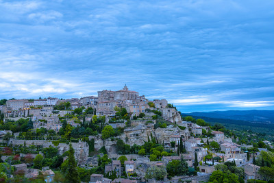 阴天里美丽的中世纪村庄Gordes。这个村庄被列入了“法国最美丽的村庄”名单