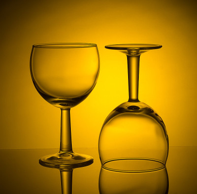 彩色背景上的空酒杯。