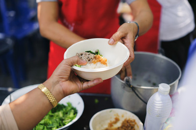 参与为穷人分享食物:爱的概念:乞丐在等待慈善援助的食物:慈善食物分享给社会上的每个人，穷人需要这个慈