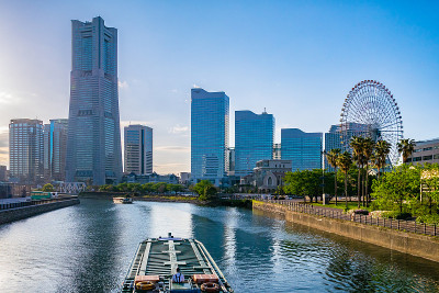日本神奈川县横滨的城市景观。横滨是一个面向横滨港的地区。