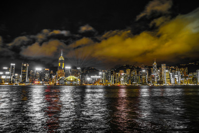 从维多利亚港眺望香港夜景
