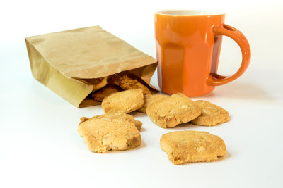 纸袋里的饼干和一杯咖啡