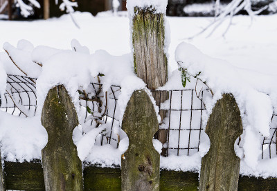 附近的街道被大雪覆盖