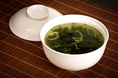 绿色草药汤