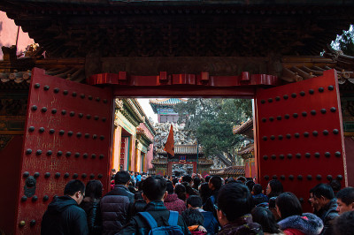 春节期间，中国北京，紫禁城内的大门