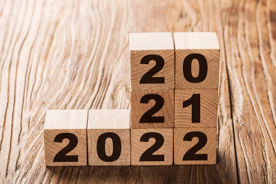 象征着从2021年到2022年新年的变化。2022年新年快乐概念。