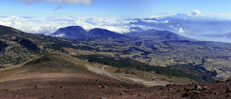Pico de Orizaba火山(或Citlaltepetl)附近的山区地形是墨西哥最高的山，保留