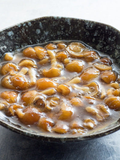 日本料理，煮熟的蘑菇叫Nameko