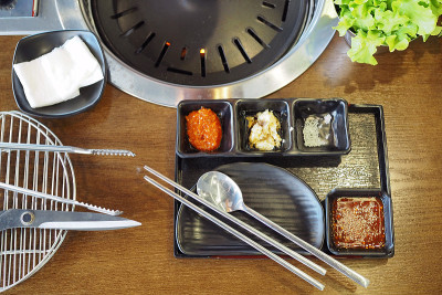 韩国烧烤五花肉BBQ (Samgyeopsal Gui) -时髦的韩国烧烤菜肴，新鲜的蔬菜和蘸酱。