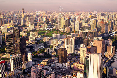 雾霾城市来自pm2.5灰尘。城市景观的建筑与恶劣的天气和空气污染