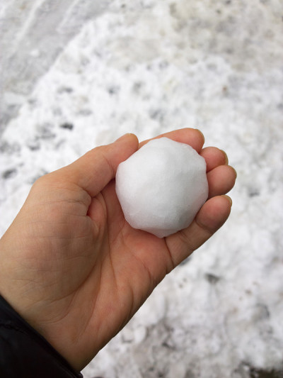 雪在手中。
